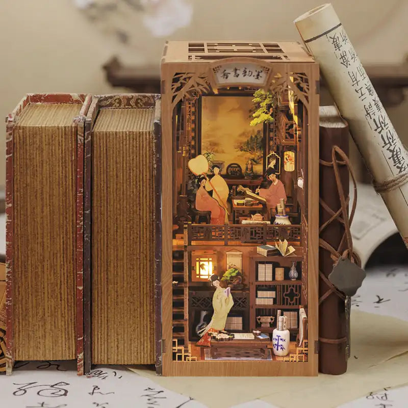 Diorama de bibliothèque en bois aux détails complexes, présentant des scènes et des personnages traditionnels de l’Asie de l’Est, avec éclairage interne.