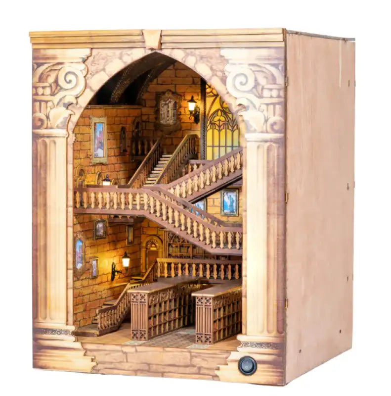 Une bibliothèque en bois illuminée à plusieurs niveaux avec un design en forme de grand escalier.