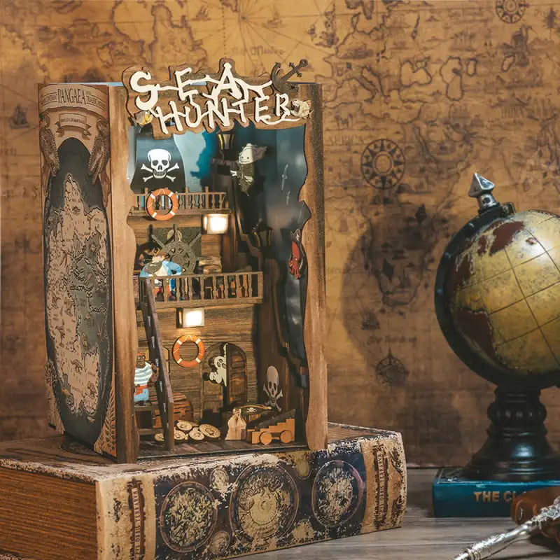 Un coin livre illuminé sur le thème des pirates.