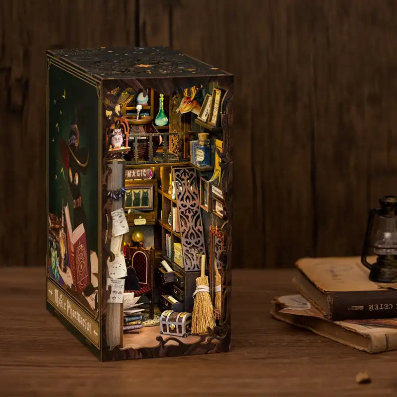 Bibliothèque en diorama miniature avec éléments magiques