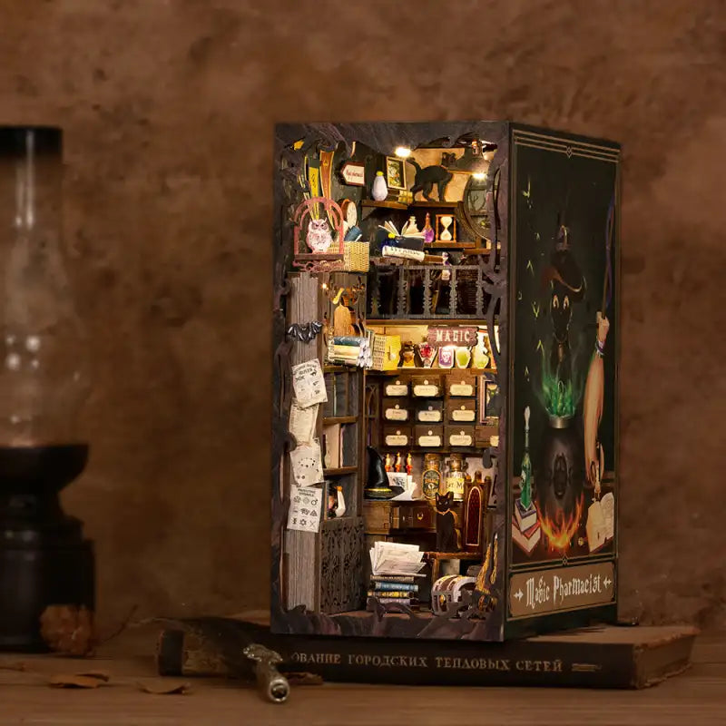 Une apothicairerie de sorcière miniature avec éclairage intérieur.