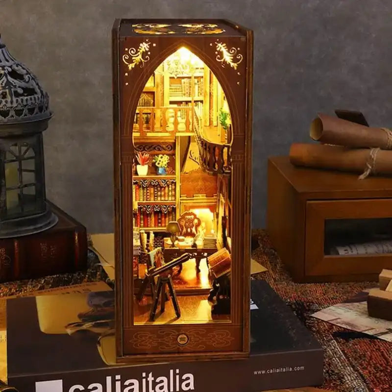 Un coin livre en bois représentant une bibliothèque miniature illuminée avec un télescope.