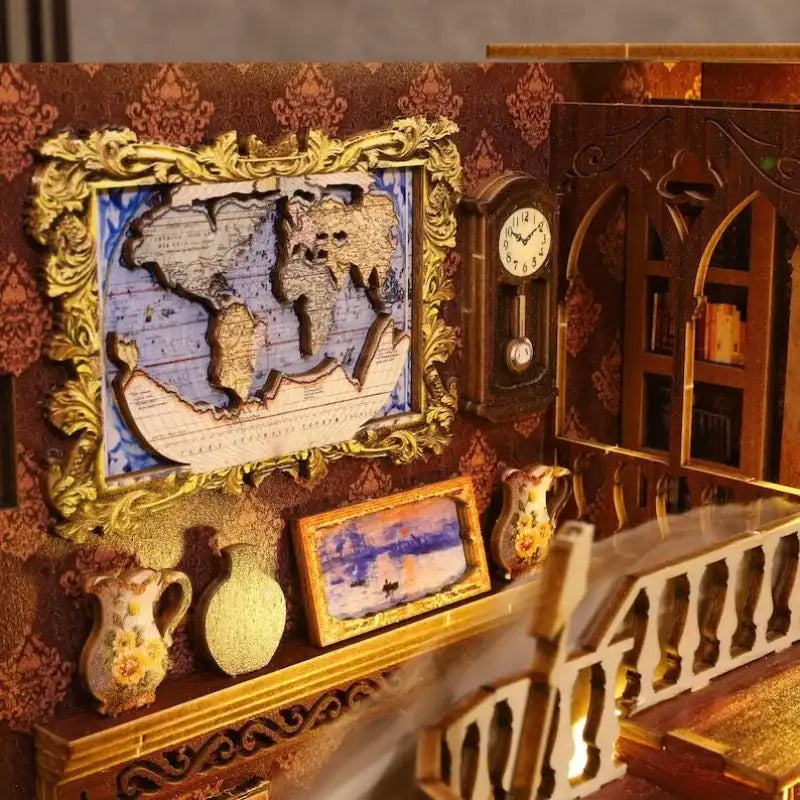 Une boîte à outils miniature avec une carte du monde, une horloge grand-père et une cheminée.