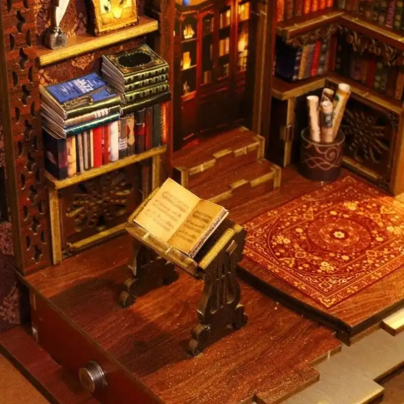Chambre de poupée miniature avec étagères et support de lecture.