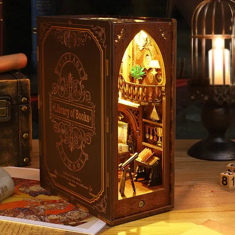 Un coin livre en bois illuminé avec une scène de bibliothèque miniature.