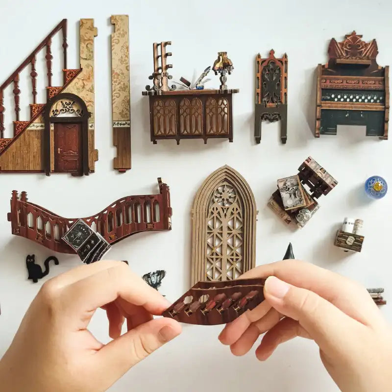 Meubles de maison de poupée miniatures en bois et pièces architecturales.