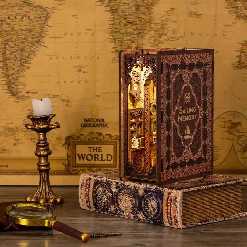 Diorama miniature éclairé ressemblant à un livre ouvert.