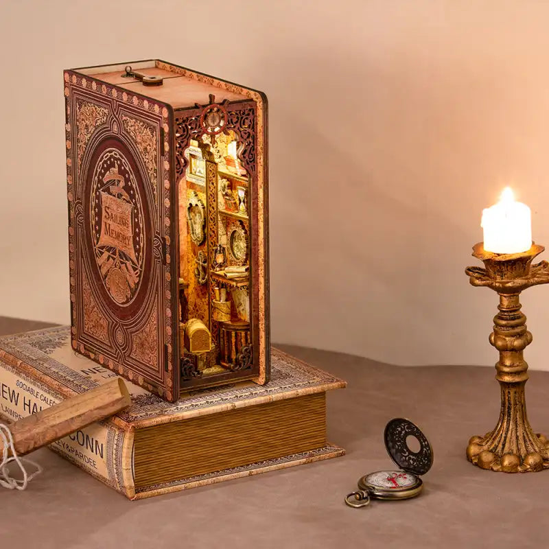 Un coin livre en bois au design complexe avec une scène intérieure miniature illuminée.