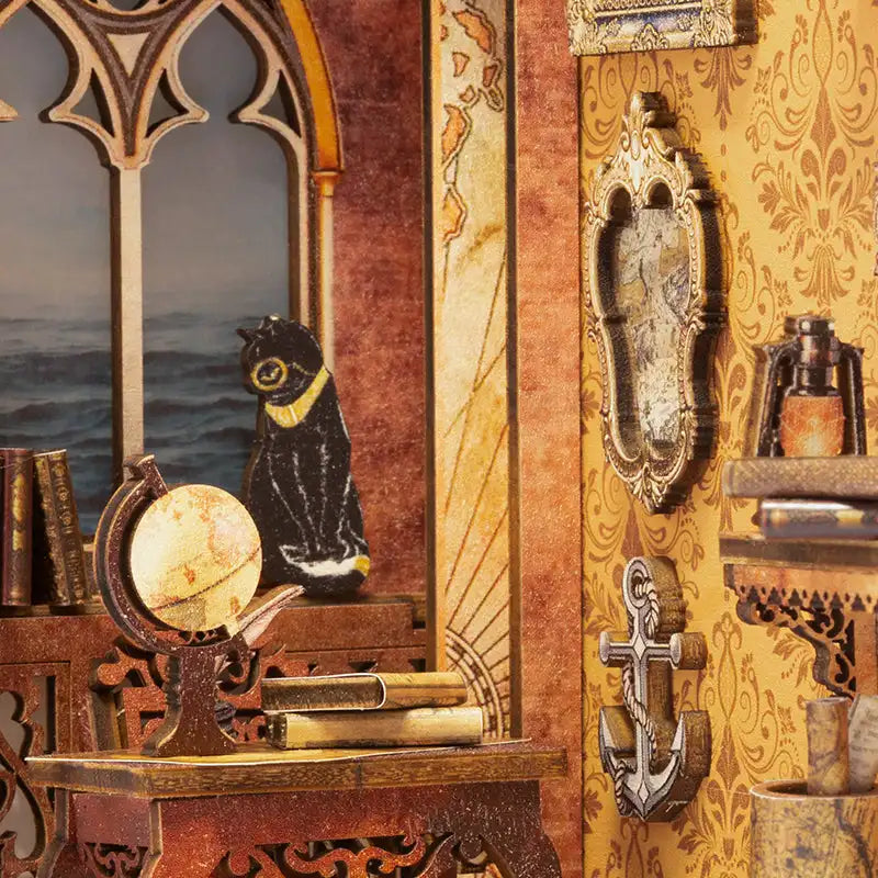 Figurine de chat noir avec un collier jaune et des lunettes.