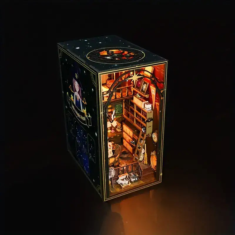 Diorama miniature éclairé d’une bibliothèque de sorcier à plusieurs niveaux, conçu pour tenir sur une étagère.