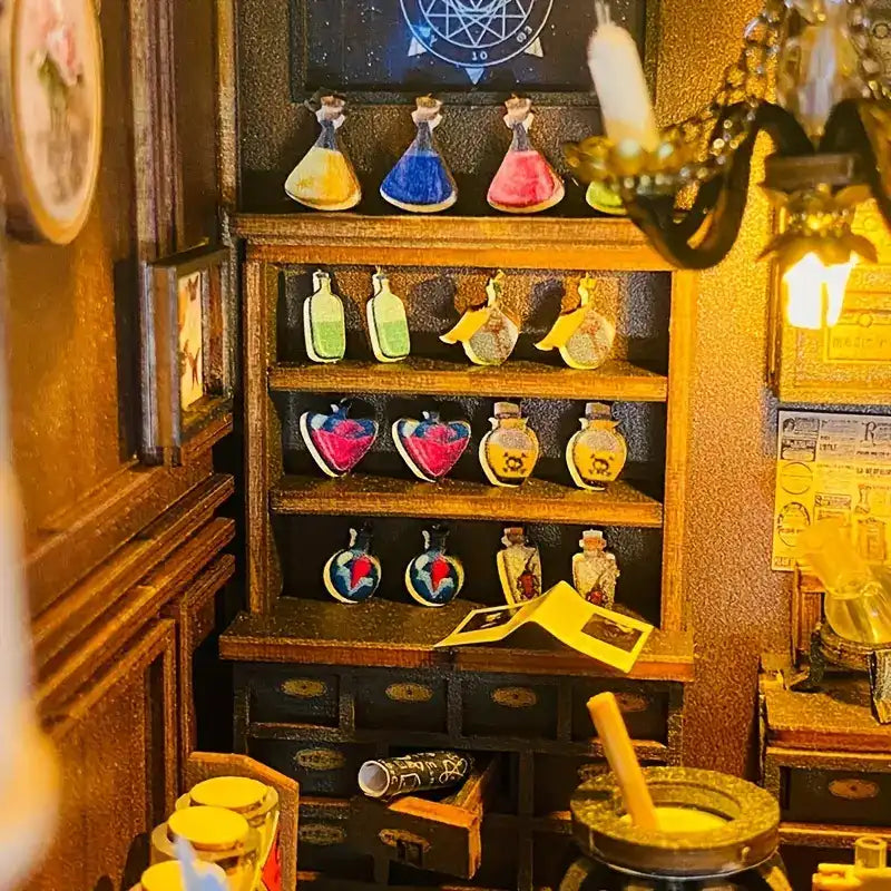 Une armoire d’apothicaire miniature en bois remplie de divers flacons de potion.