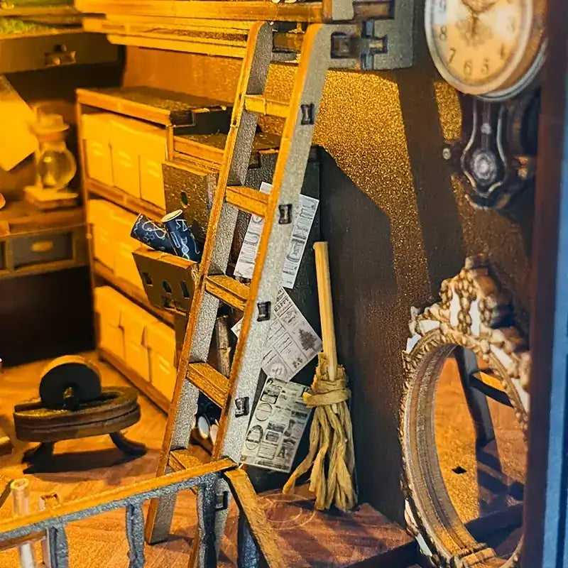 Une échelle miniature en bois avec des papiers décoratifs attachés.