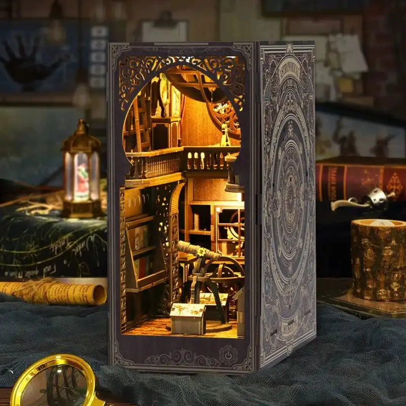 Diorama en bois complexe et éclairé d’un ancien observatoire ou d’un bureau, conçu pour ressembler à un livre.