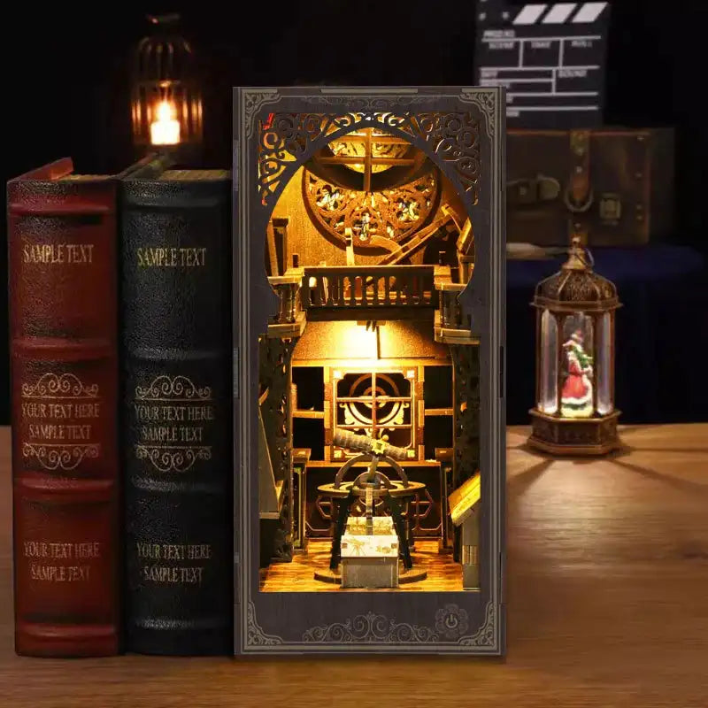 Un coin livre en bois illuminé, au design complexe, avec une scène d’observatoire miniature.