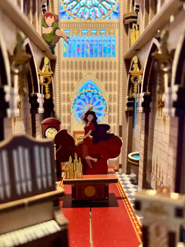 Diorama détaillé d’une scène de cathédrale mettant en scène des personnages inspirés du ’Bossu de Notre-Dame’.