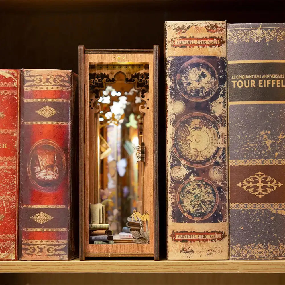 Un coin livre décoratif avec des objets miniatures et une arche ornée.