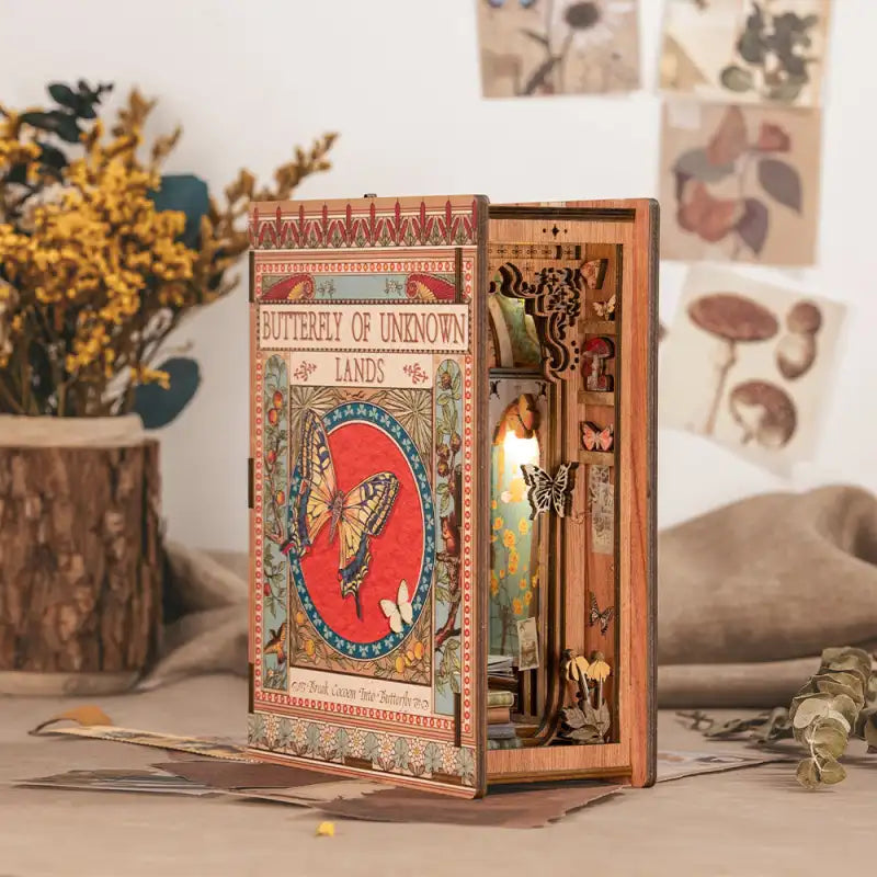 Un diorama de livre en bois ouvert avec un intérieur éclairé.