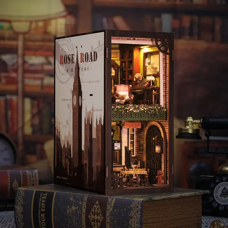 Un livre miniature en bois, illuminé et complexe, avec deux étages détaillés.