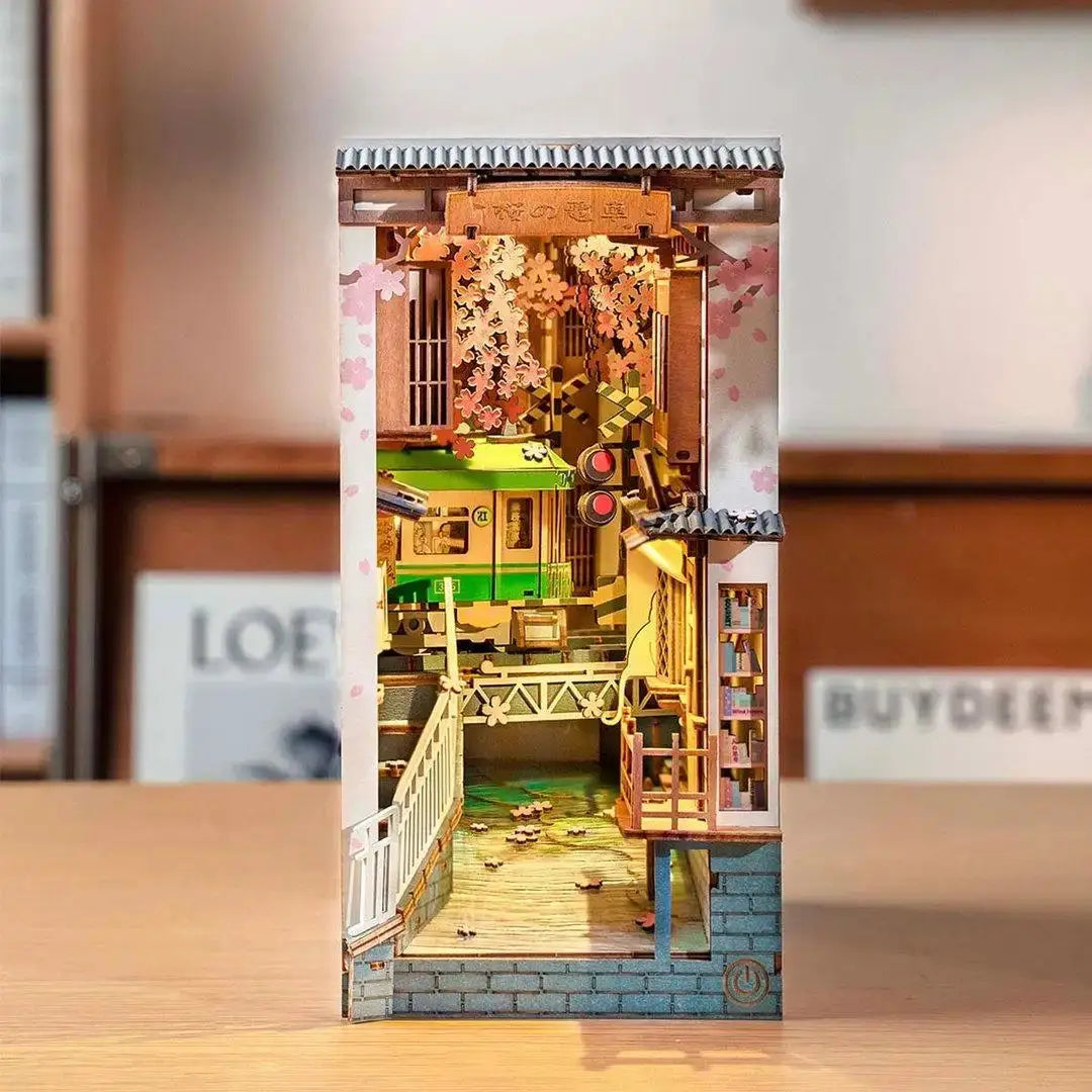 Diorama miniature en bois d’une scène de rue japonaise.