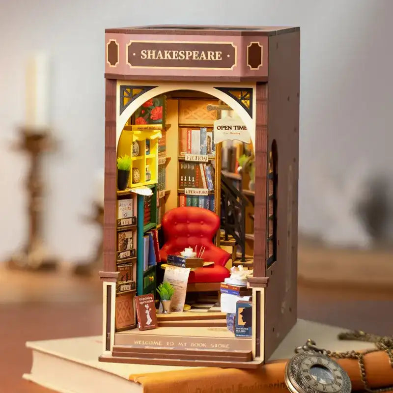 Diorama miniature en bois d’une librairie.