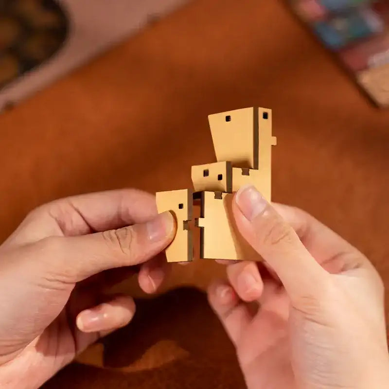 Pièces de puzzle en bois imbriquées, semblables à des châteaux, assemblées à la main.