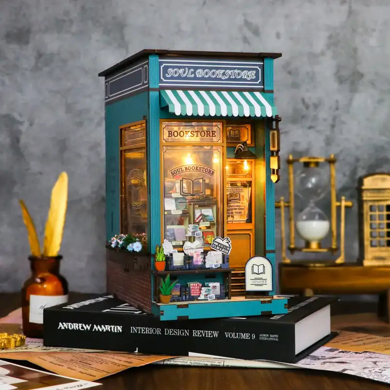 Un modèle miniature de librairie éclairée.