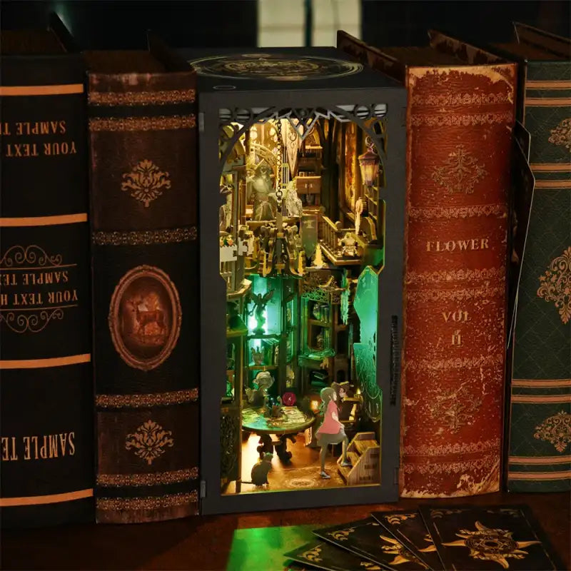 Un livre miniature éclairé en diorama avec des détails complexes.