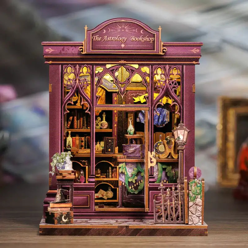 Une librairie d’astrologie miniature en bois aux détails complexes, avec des étagères remplies d’objets et de livres magiques.