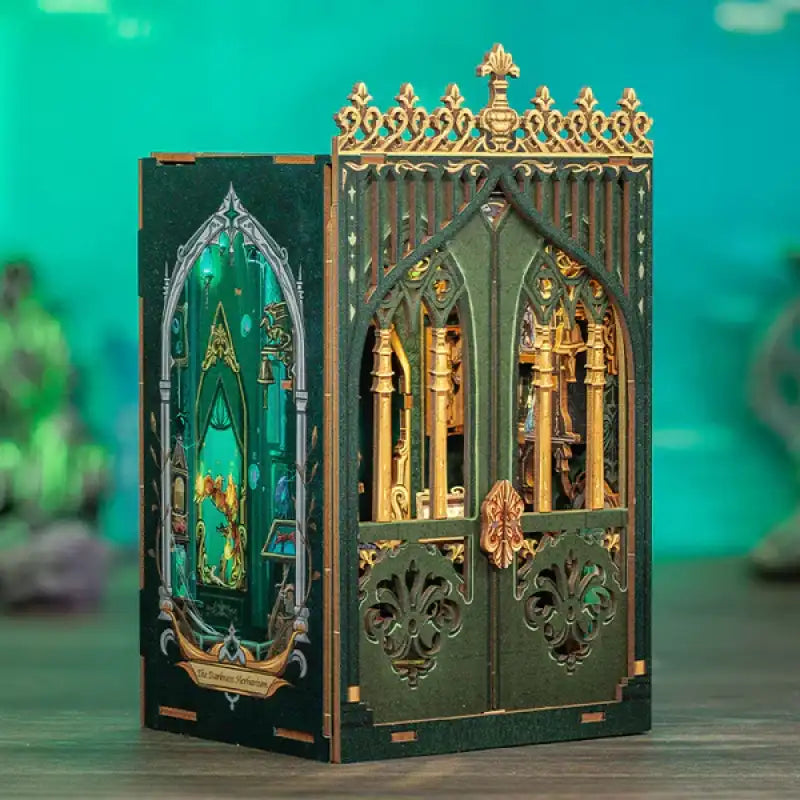 Nichoir à livres en bois de style gothique, vert et or.