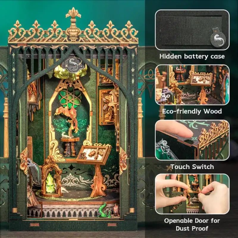 Une maison de poupée miniature ou un coin livre complexe, vert et or, avec des portes fonctionnelles et des éléments cachés, fabriqués à partir de bois respectueux de l’environnement.