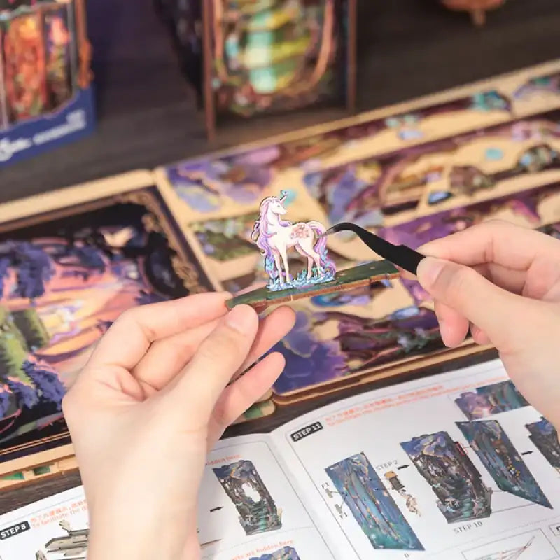 Figurine de licorne miniature avec une crinière et une queue arc-en-ciel, faisant peut-être partie d’un puzzle 3D ou d’un kit de bricolage.