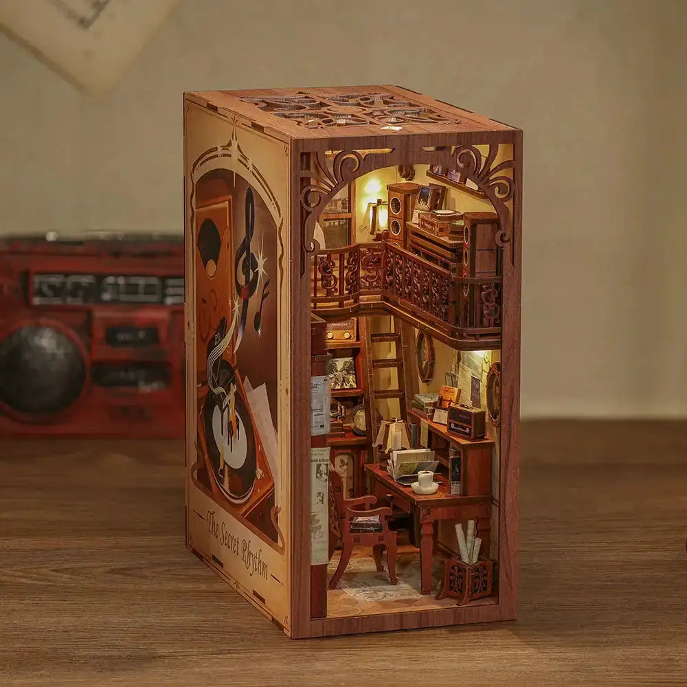 Boîte de chambre miniature en bois aux détails complexes, avec des instruments de musique et des scènes d’étude illuminés.