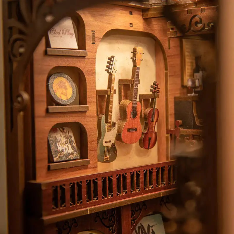 Diorama miniature en bois comprenant des instruments de musique et des étagères décoratives.