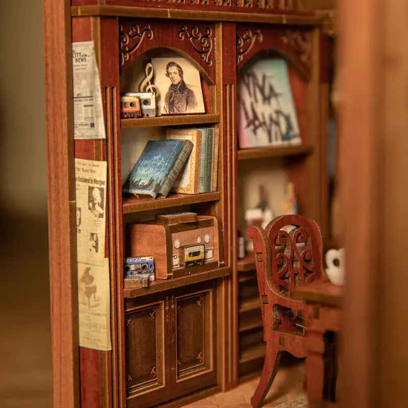 Bibliothèque miniature en bois remplie de petits livres, d’une radio et d’objets décoratifs.