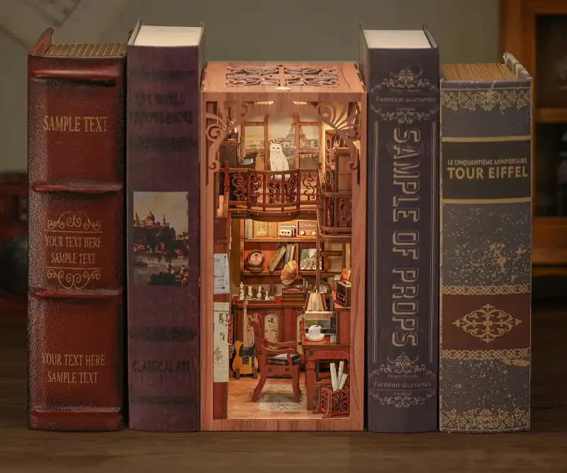 Un coin livre décoratif avec une pièce miniature à plusieurs étages sur le thème de Paris.