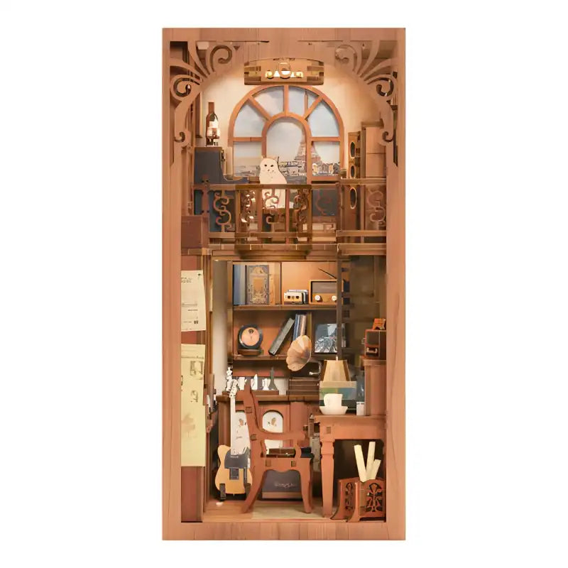 Diorama miniature en bois à plusieurs niveaux d’une chambre confortable avec des meubles, des livres, une guitare et un chat près d’une fenêtre.