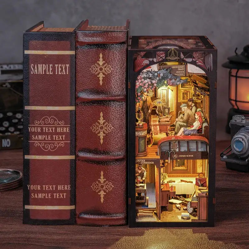 Diorama miniature éclairé ressemblant à une scène de librairie ou de bibliothèque, conçu pour être placé sur une étagère comme un livre.