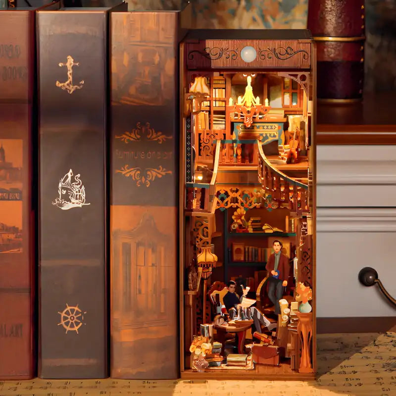 Un coin livre en bois illuminé avec des scènes de bibliothèque miniatures.