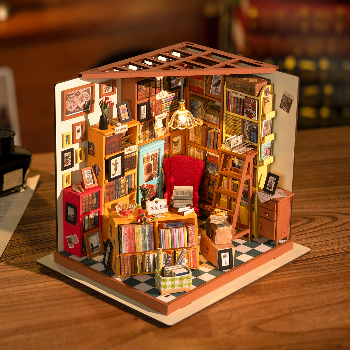 Diorama miniature d’une librairie bricolée avec des détails complexes