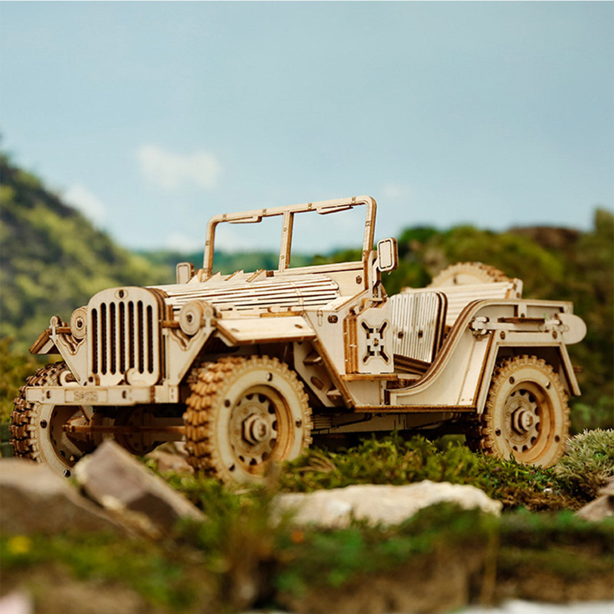 Un modèle de puzzle 3D en bois représentant une jeep militaire d’époque.