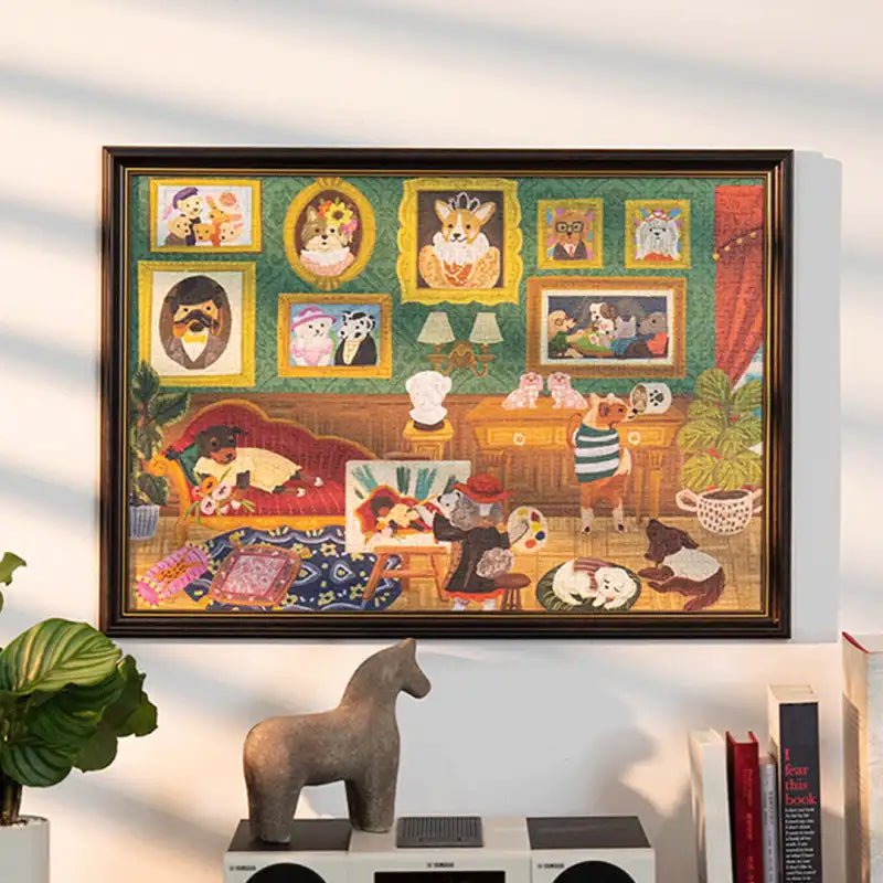Illustration colorée encadrée de chiens anthropomorphes dans une pièce richement décorée.