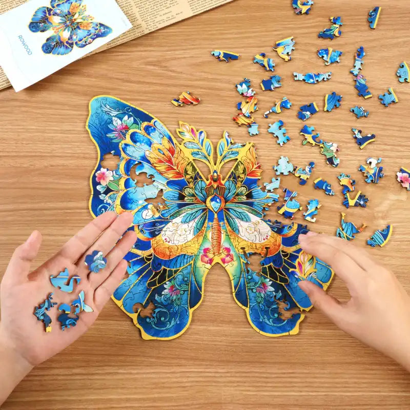 Un puzzle en bois coloré en forme de papillon partiellement assemblé.