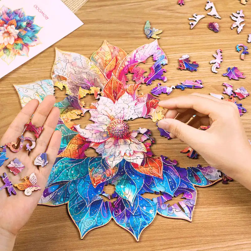 Un puzzle en bois aux couleurs vives formant une fleur avec des pièces uniques et irrégulières en forme d’animaux.