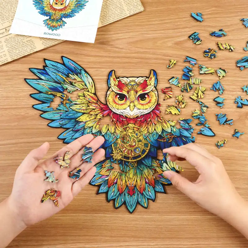 Un puzzle en bois coloré en forme de hibou partiellement assemblé.