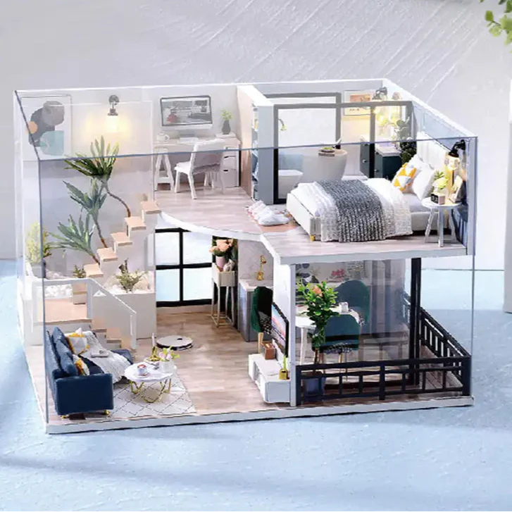 Maison de poupée miniature à deux étages avec des murs en acrylique transparent, comprenant un salon, une chambre, un bureau et un petit balcon.