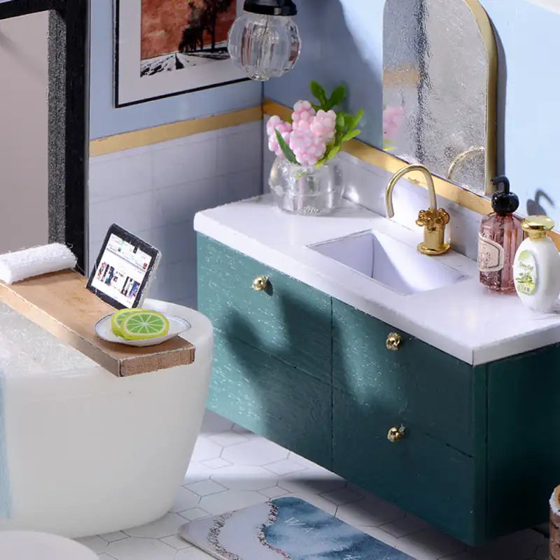 Ensemble de salle de bain miniature pour maison de poupée comprenant une baignoire et un meuble-lavabo.