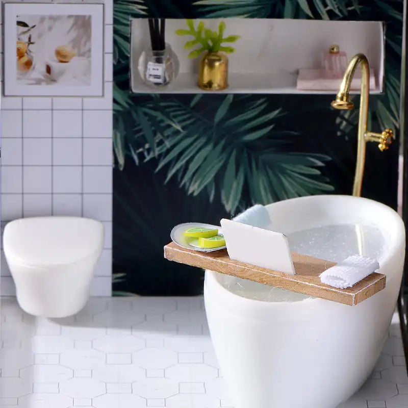 Baignoire autoportante blanche avec chariot en bois.