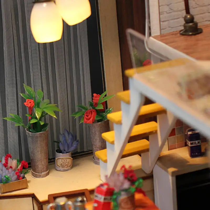 Intérieur d’une maison de poupée miniature avec meubles et décorations.