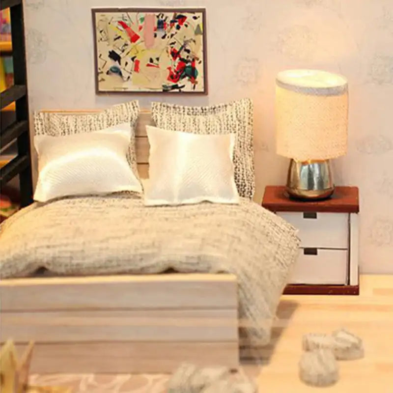 Un ensemble de chambre à coucher miniature pour maison de poupée comprenant un lit, une table de nuit et une lampe.