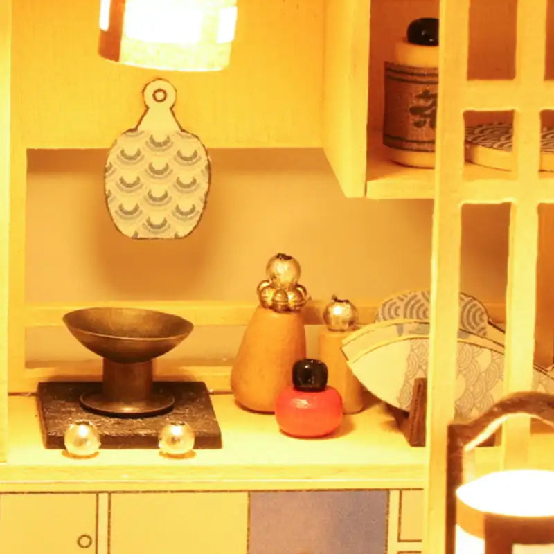 Planche à découper miniature décorative avec un motif festonné.